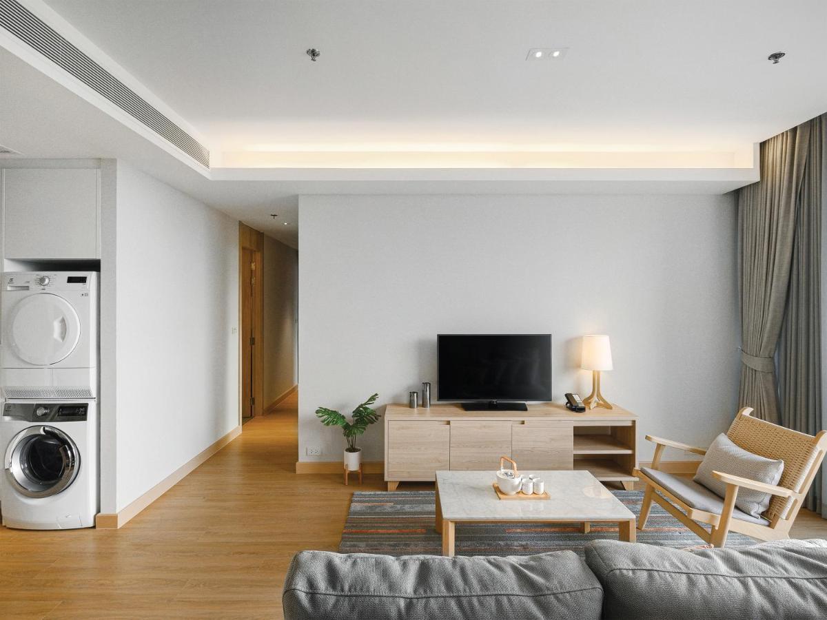Oakwood Suites Bangkok Dış mekan fotoğraf A living room in a serviced apartment in Hong Kong