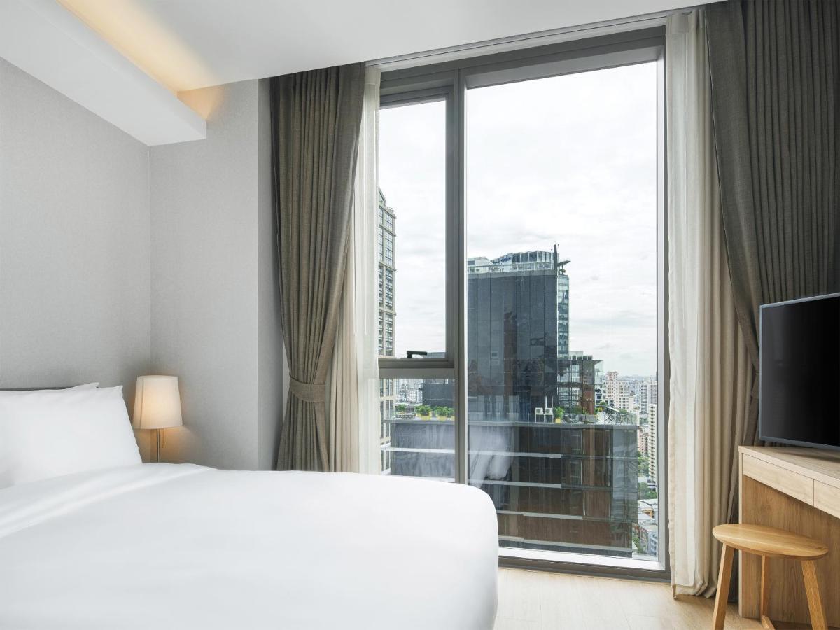 Oakwood Suites Bangkok Dış mekan fotoğraf A bedroom at the hotel