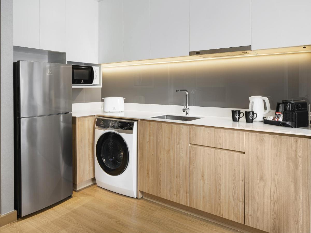 Oakwood Suites Bangkok Dış mekan fotoğraf A typical kitchen in a serviced apartment