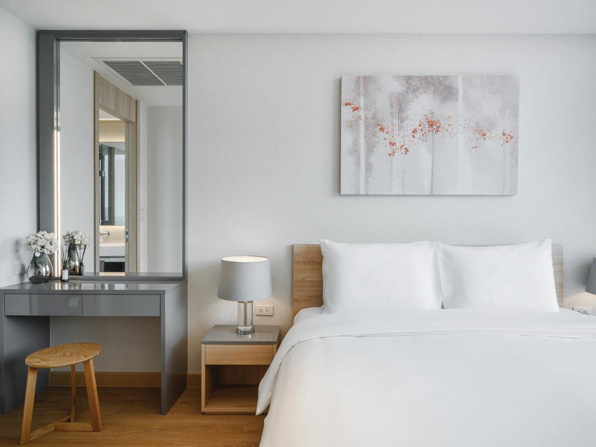 Oakwood Suites Bangkok Dış mekan fotoğraf A bedroom at the hotel