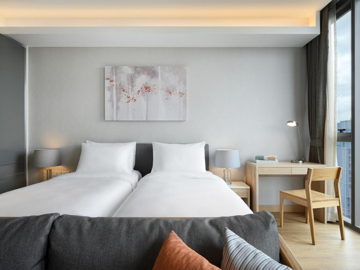 Oakwood Suites Bangkok Dış mekan fotoğraf A room at the hotel