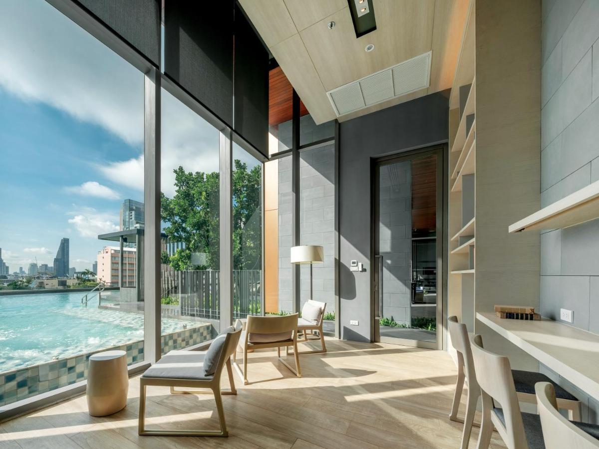 Oakwood Suites Bangkok Dış mekan fotoğraf The Library