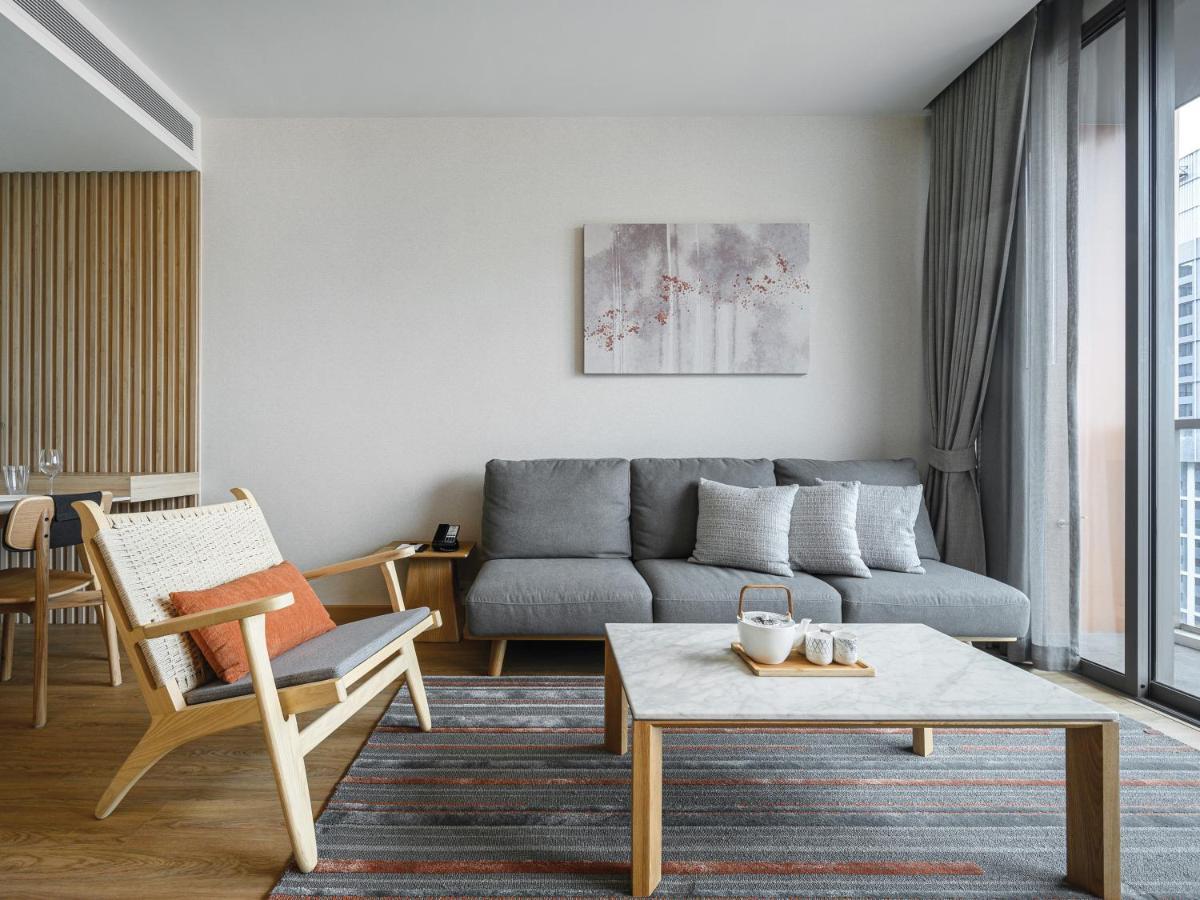Oakwood Suites Bangkok Dış mekan fotoğraf A living room in a serviced apartment in Shanghai, China