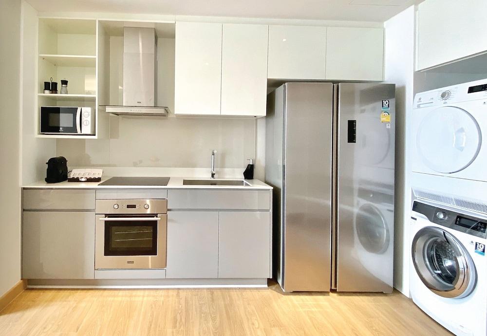Oakwood Suites Bangkok Dış mekan fotoğraf A kitchen in a student apartment