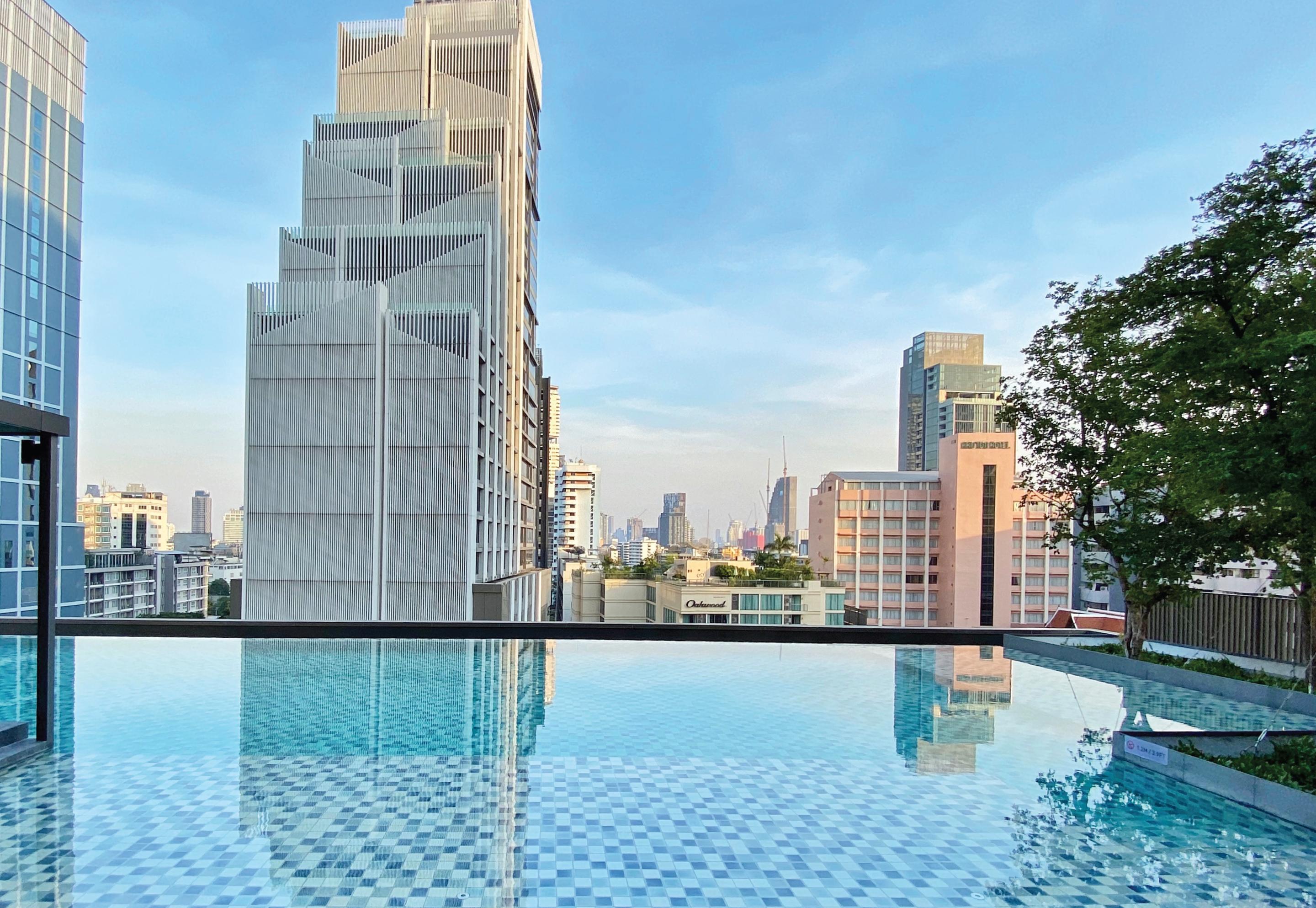 Oakwood Suites Bangkok Dış mekan fotoğraf The pool at the 10th floor