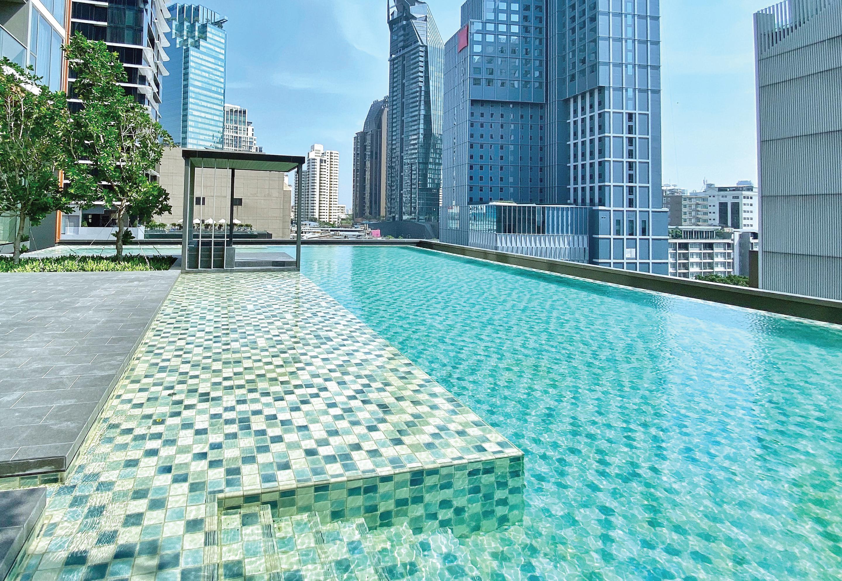 Oakwood Suites Bangkok Dış mekan fotoğraf The rooftop pool at the hotel