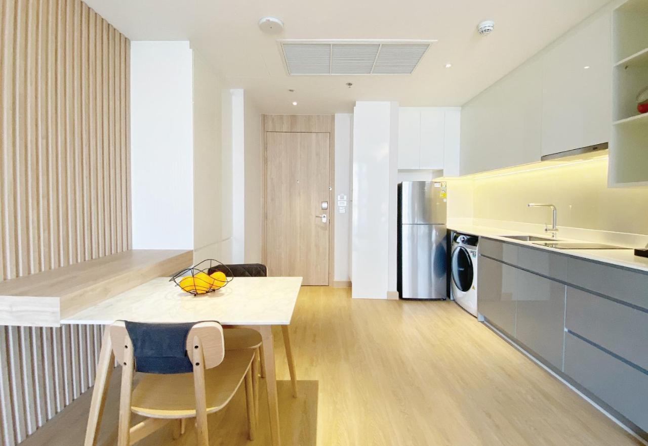 Oakwood Suites Bangkok Dış mekan fotoğraf A typical kitchen in a serviced apartment
