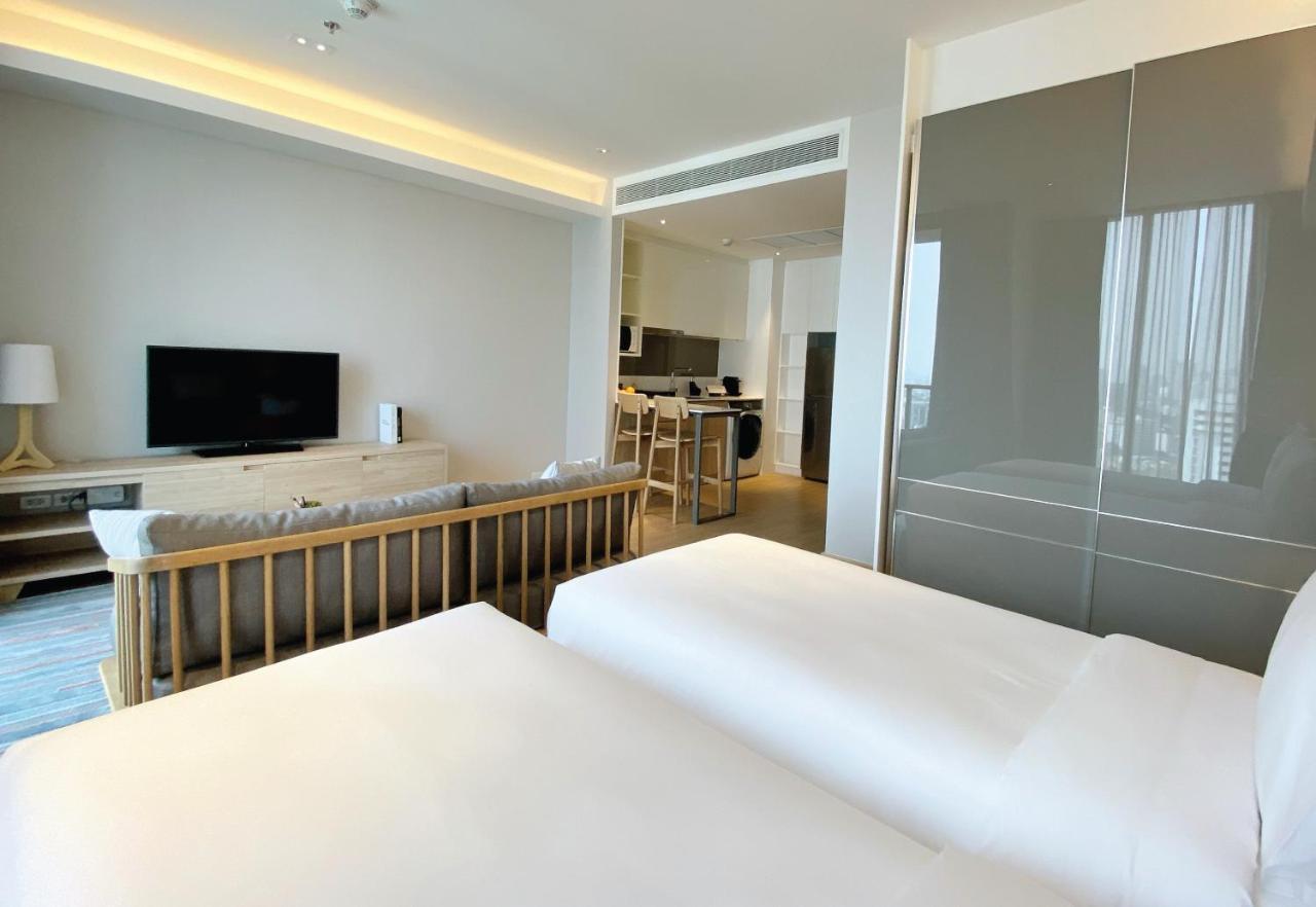 Oakwood Suites Bangkok Dış mekan fotoğraf A room at the hotel