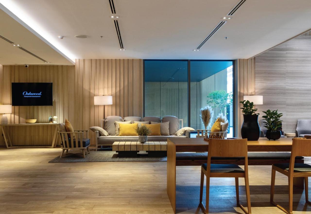 Oakwood Suites Bangkok Dış mekan fotoğraf The living room of a three-bedroom residence
