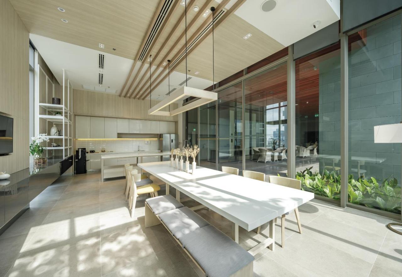 Oakwood Suites Bangkok Dış mekan fotoğraf The interior of the house